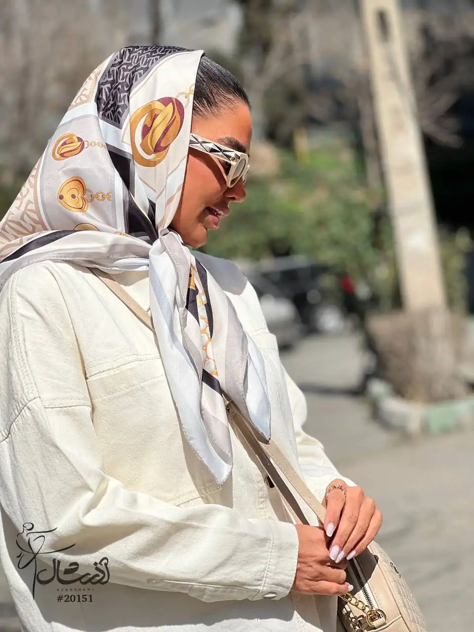 روسری مدیوم ساتن تویل کرم مشکی طوسی - خرید آذرشال azarshawl